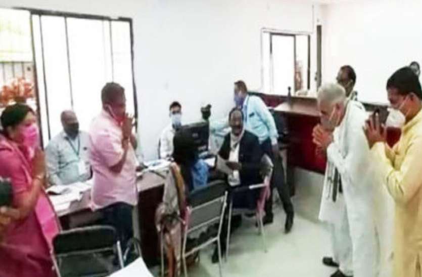 cm_bhupesh_ajit_jogi.jpg छत्तीसगढ़: रेणु जोगी को देख सीएम बोले- भाभीजी नमस्कार, पूछा हाल-चाल