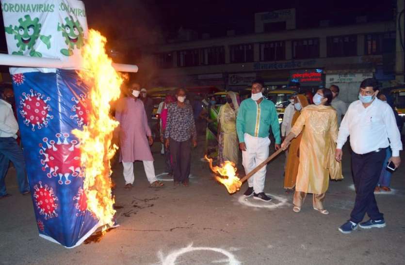 यहां कोरोना ने रोका रावण दहन तो कोरोना रूपी रावण को जलाया यहां कोरोना ने रोका रावण दहन तो कोरोना रूपी रावण को जलाया