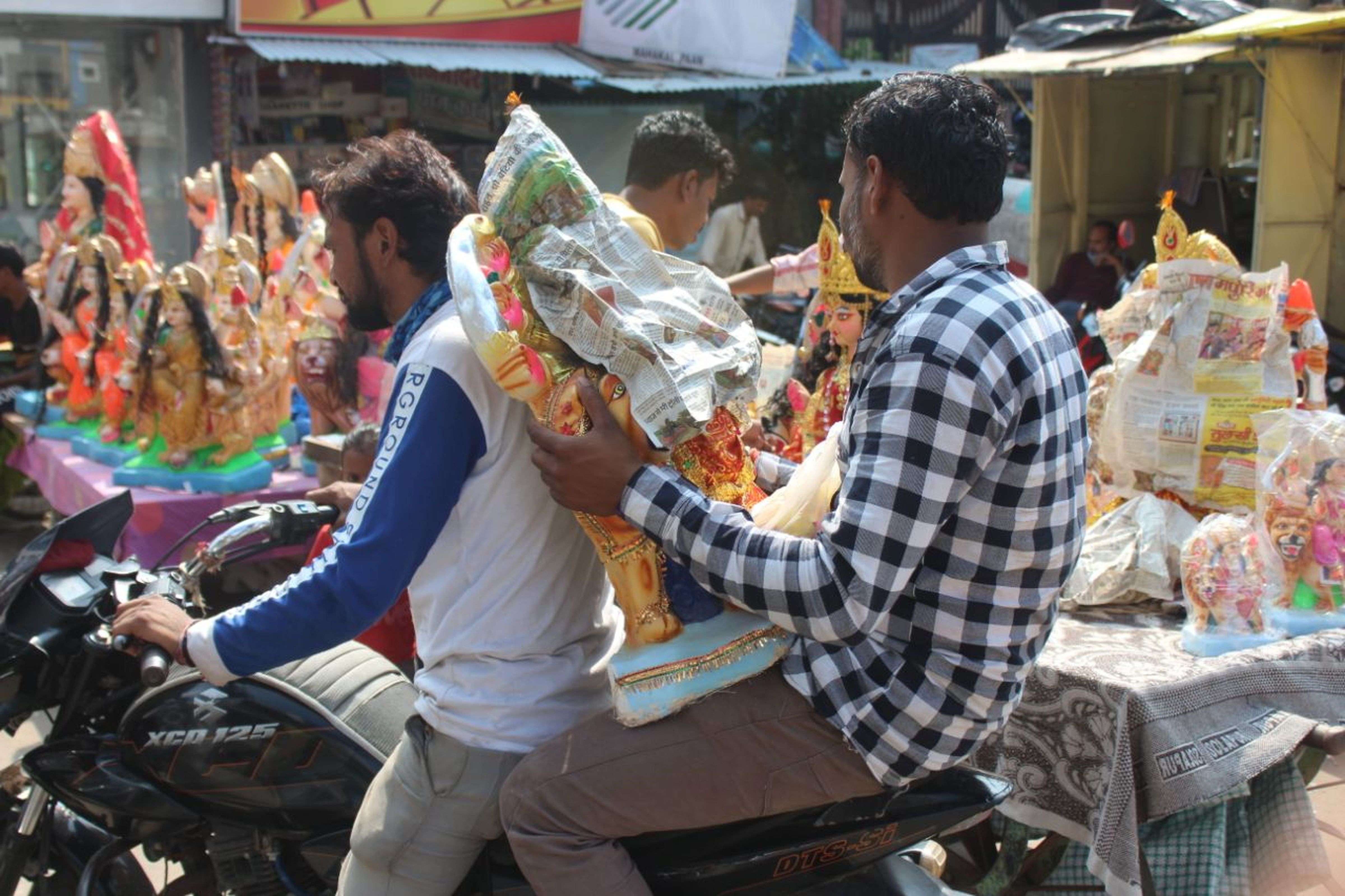 घटस्थापना के साथ नवरात्र की शुरूआत, मां के दरबार पहुंचे श्रद्धालु (देखे वीडियो)