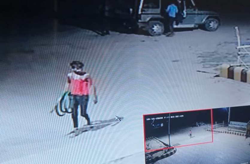 नेशनल हाइवे पर खड़े वाहनों से डीजल निकालते सीसीटीवी में कैद हुए गिरोह के सदस्य, एसपी बोले- जल्द पकड़ लेंगे नेशनल हाइवे पर खड़े वाहनों से डीजल निकालते सीसीटीवी में कैद हुए गिरोह के सदस्य, एसपी बोले- जल्द पकड़ लेंगे