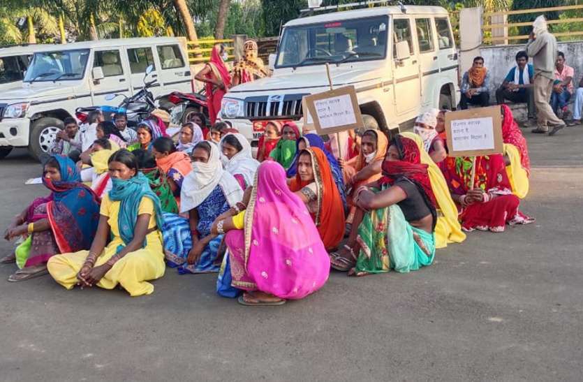 vidhaayak va beejepee jilaadhyaksh ko gher kar machaaya bavaal विधायक व बीजेपी जिलाध्यक्ष को घेरकर मचाया बवाल