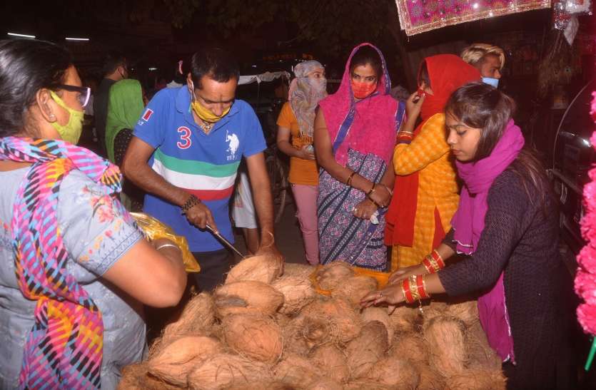 नवरात्रों की पूर्व संध्या पर एक दुकान में पूजा सामग्री की खरीदारी करती महिलाएं त्योहरी सीजन में रौनक लौटने की उम्मीद, नवरात्र से बाजार में खरीददारी बढऩे की आस में दुकानदारों ने की तैयारी