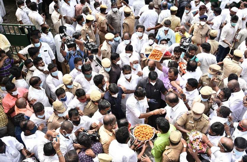 AIADMK Celebrates 49th Foundation Day In Chennai AIADMK के 49वें स्थापना दिवस पर उड़ी सोशल डिस्टेंसिंग नियमों की धज्जियां