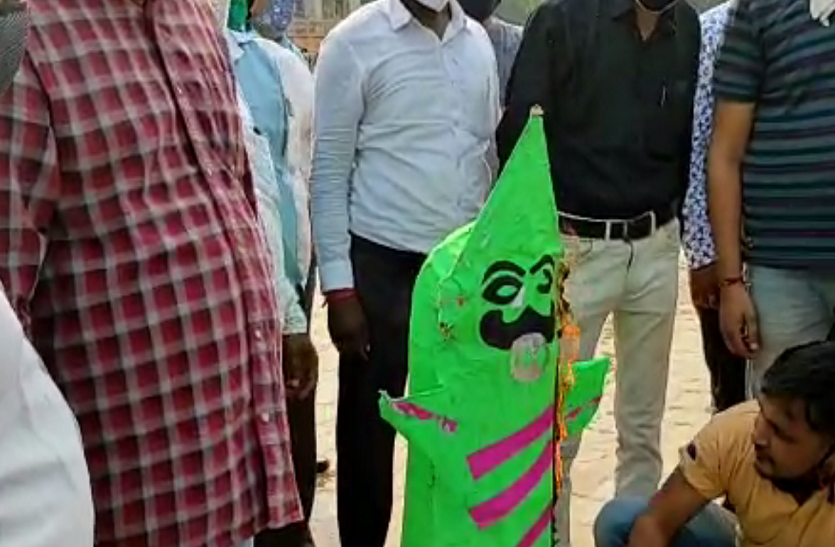 फीस वसूली के विरोध में अभिभावक हुए लामबंद फीस वसूली के विरोध में अभिभावक हुए लामबंद