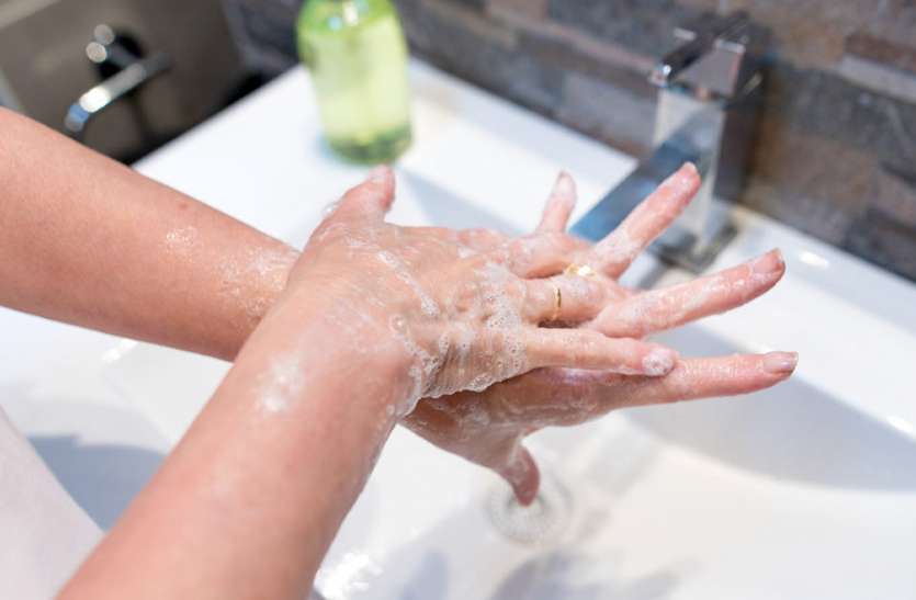 washing hands Coronavirus: दुनियाभर में 300 करोड़ लोग सबुन से हाथ नहीं धोते, रेत और मिट्टी का करते हैं उपयोग