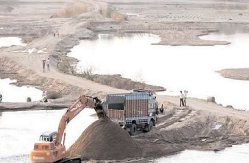 Illegal Mining (Symbolic photo) SEIAA की सख्ती भी बेअसर, नर्मदा में खुलेआम अवैध खनन