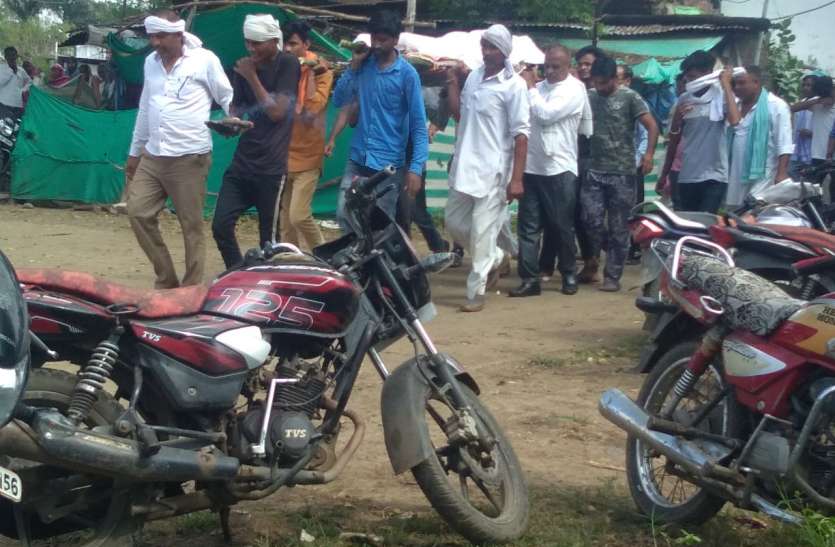 Funeral हरदाः बावड़िया गांव में एक साथ उठी चार युवकों की अर्थियां, नर्मदा नदी में हुआ था हादसा