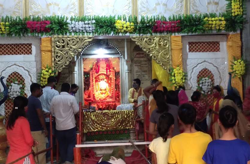 सोशल डिस्टेंस के बीच मां शक्ति मंदिरों में भक्त कर रहे हैं पूजन सोशल डिस्टेंस के बीच मां शक्ति मंदिरों में भक्त कर रहे हैं पूजन