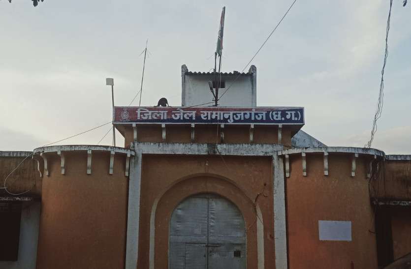 जिला जेल में कोरोना विस्फोट से मचा हडक़ंप, 26 बंदी मिले पॉजिटिव, 210 की क्षमता वाले जेल में 450 बंदी जिला जेल में कोरोना विस्फोट से मचा हडक़ंप, 26 बंदी मिले पॉजिटिव, 210 की क्षमता वाले जेल में 450 बंदी