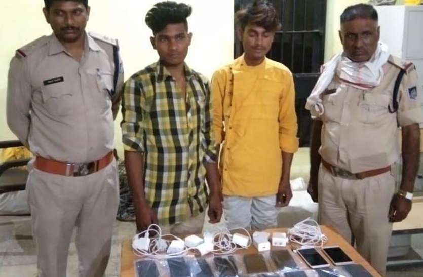 Two arrested दुकान से 24 मोबाइल फोन चुराने वाले दो गिरफ्तार, एक साथी फरार