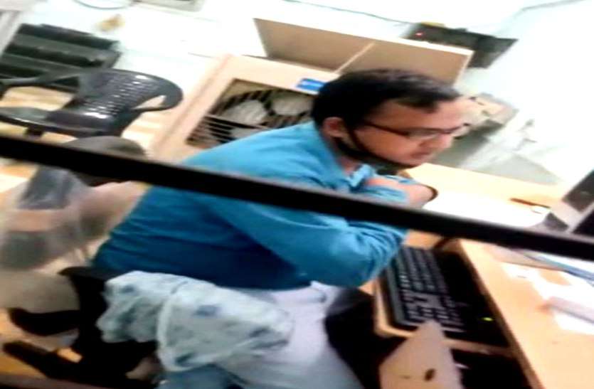 कवर्धा: तहसील कार्यालय में किसानों से 100-100 रुपए रिश्वत लेते वीडियो वायरल, जिला प्रशासन में मचा हड़कंप कवर्धा: तहसील कार्यालय में किसानों से 100-100 रुपए रिश्वत लेते वीडियो वायरल, जिला प्रशासन में मचा हड़कंप