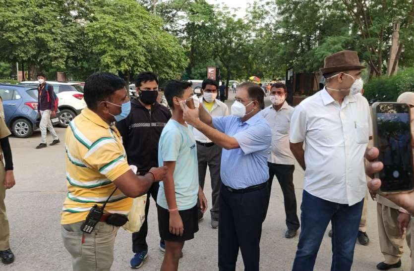 मास्क पहनने के लिए समझाइश, जुर्माना भी लेगा निगम मास्क पहनने के लिए समझाइश, जुर्माना भी लेगा निगम