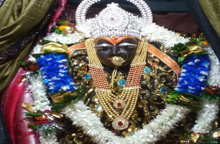 मां शारदा, मैहर Sharadiya Navratri 2020: नवरात्र के पहले दिन त्रिकूट वासिनी मां शारदा के दर्शन कर धन्य हुए भक्त
