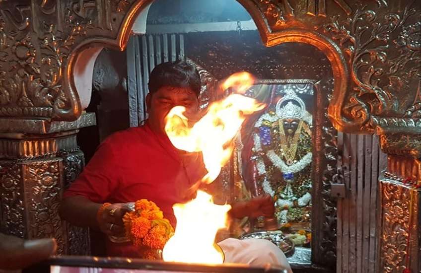 मां शारदा की भव्य आरती