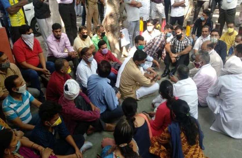 meerut-1_1.jpg यूपी के मेरठ में हुई 'डॉग' की तेहरवी में श्रद्धासुमन अर्पित करने पहुंचे कई गांव के लाेग