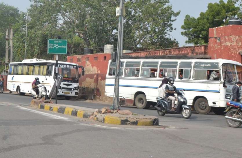 ROADWAYS : बस स्टैण्ड के सामने से दौड़ रही निजी बसें ROADWAYS : बस स्टैण्ड के सामने से दौड़ रही निजी बसें