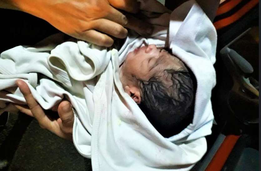 noida.jpg Noida कपड़े में लिपटा मिला नवजात शिशु, पुलिस ने कराया अस्पताल में भर्ती हालत गंभीर