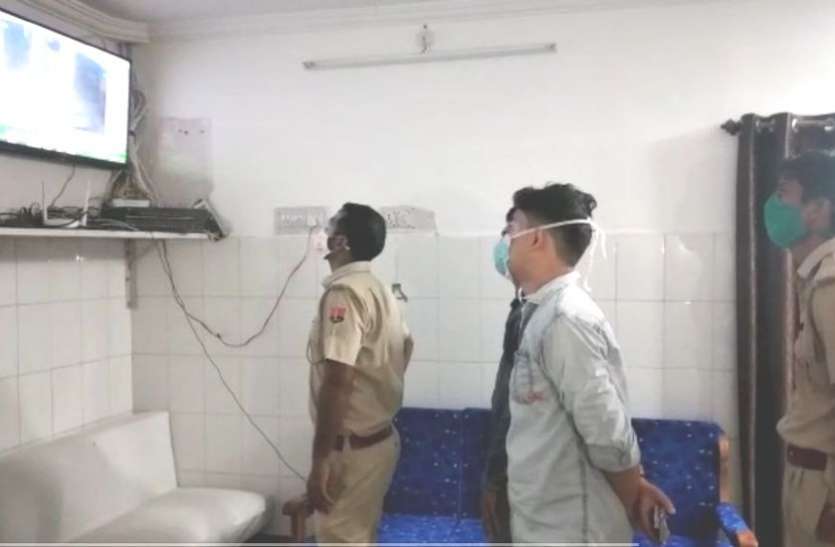 बांसवाड़ा : अस्पताल में कोविड टेस्ट कराने के लिए लाए गए दो अपराधी पुलिस हिरासत से भागे बांसवाड़ा : अस्पताल में कोविड टेस्ट कराने के लिए लाए गए दो अपराधी पुलिस हिरासत से भागे