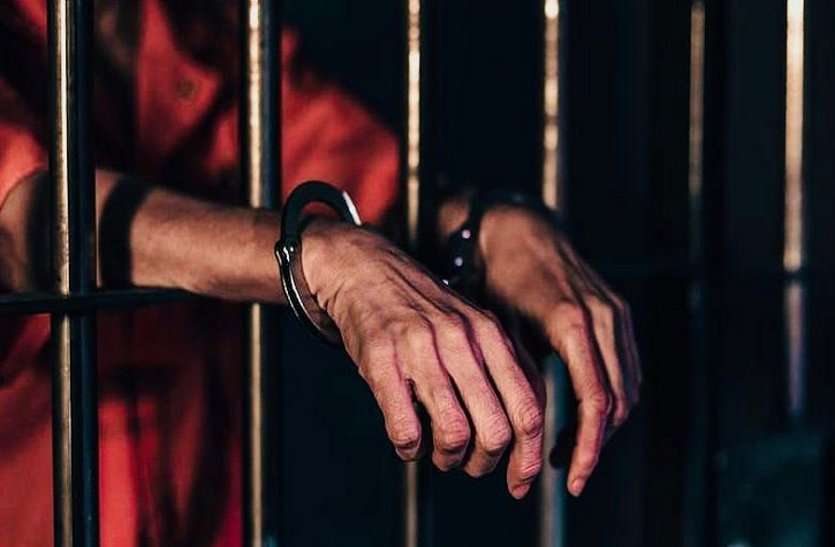 सलाखों के पीछे कट गई सारी जिंदगी, जब कोरोना ने दामन थामा तो अपनों ने छोड़ दिया बुजुर्ग महिला कैदी का साथ सलाखों के पीछे कट गई सारी जिंदगी, जब कोरोना ने दामन थामा तो अपनों ने छोड़ दिया बुजुर्ग महिला कैदी का साथ