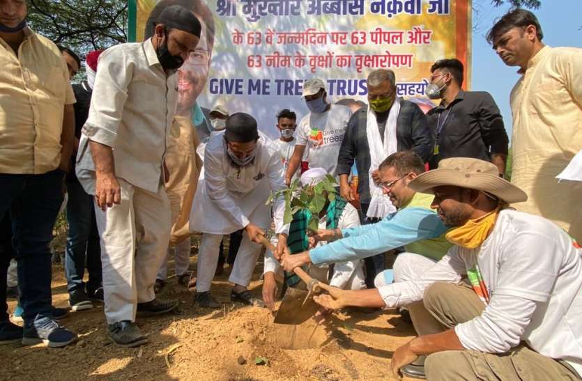 photo6075606272897559206.jpg मुस्लिमों ने मंत्री नकवी के जन्मदिन पर मंदिर में लगाए पौधे