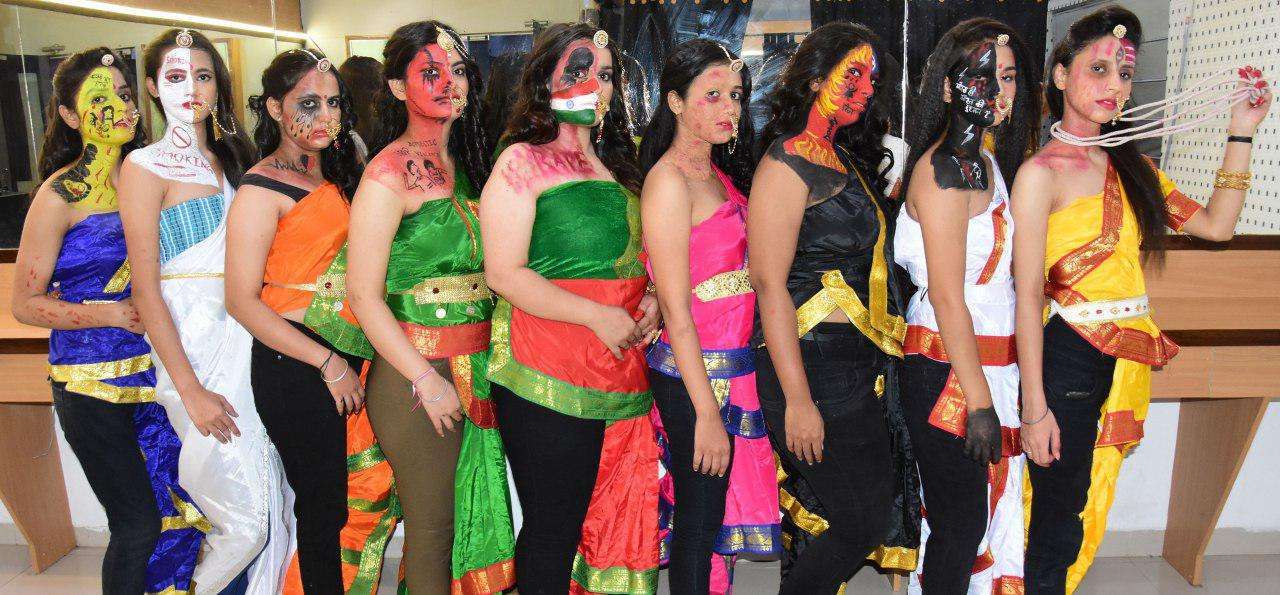 नवरात्रा विशेष- मां नवदुर्गा के साथ वर्तमान नारी के नौ स्वरूप, देखें तस्वीरें... नवरात्रा विशेष- मां नवदुर्गा के साथ वर्तमान नारी के नौ स्वरूप, देखें तस्वीरें...