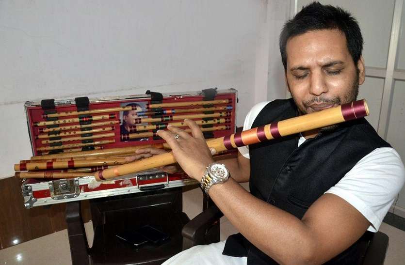 करता था बीटेक की पढाई लेकिन कानों में गूंजती थी बांसुरी की धुन करता था बीटेक की पढाई लेकिन कानों में गूंजती थी बांसुरी की धुन