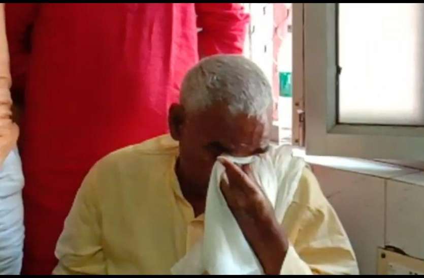 surendra singh बलिया गोलीकांडः भाजपा विधायक खुलकर आए आरोपियों के साथ, अस्पताल में फूट फूटकर रोते दिखे