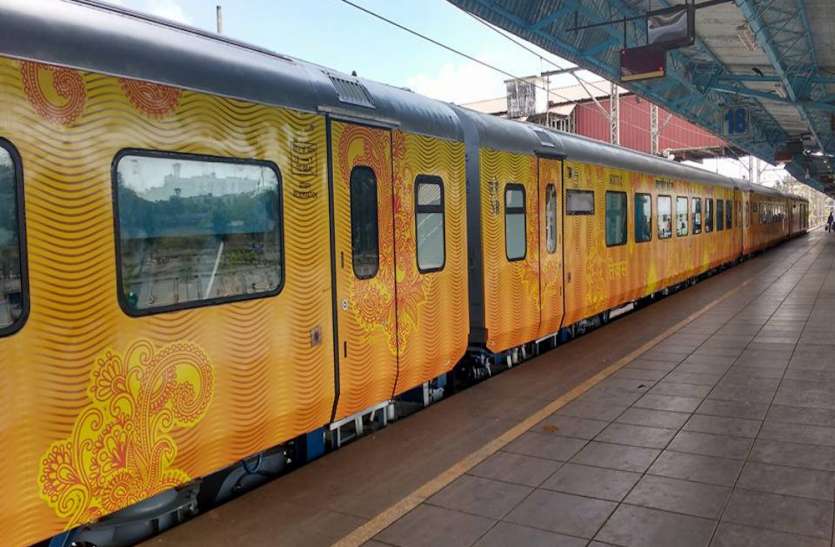 नवरात्रि पर फिर से पटरी पर दौड़ेगी तेजस एक्सप्रेस, नवरात्र का खाना, 10 लाख बीमा सहित यात्रियों को मिलेगी इन चीजों की सुविधा नवरात्रि पर फिर से पटरी पर दौड़ेगी तेजस एक्सप्रेस, नवरात्र का खाना, 10 लाख बीमा सहित यात्रियों को मिलेगी इन चीजों की सुविधा