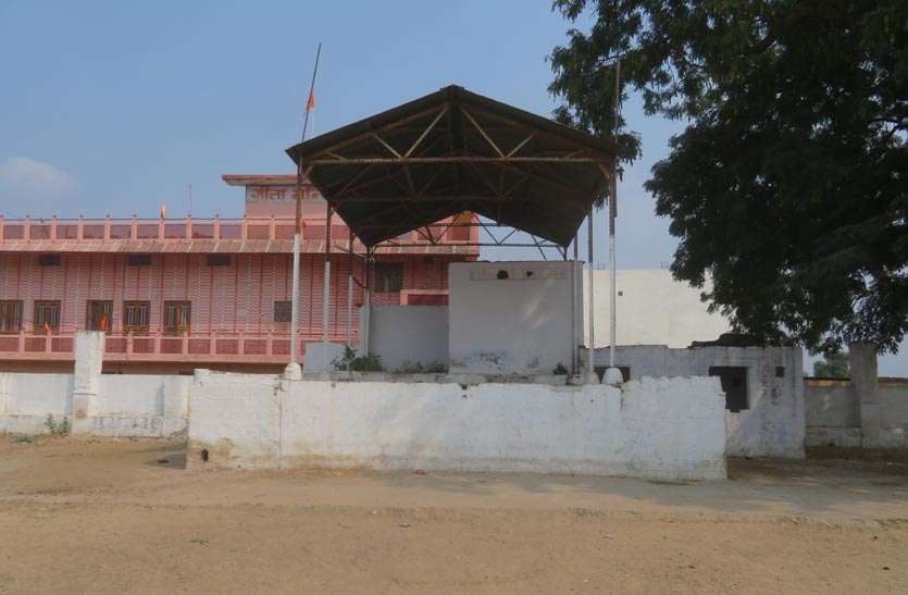 रामलीला मंचन के लिए टोंक के प्रथम चेयरमैन रहे ईदमोहम्म्द ने कराया रंगमंच का निर्माण रामलीला मंचन के लिए टोंक के प्रथम चेयरमैन रहे ईदमोहम्म्द ने कराया रंगमंच का निर्माण