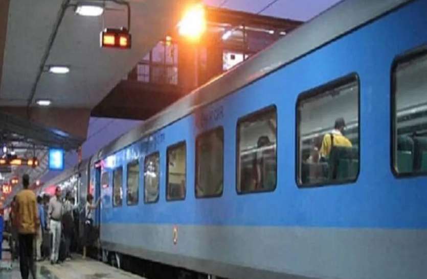 भारतीय रेल त्योहारों पर लोगों को घर तक पहुंचाने के लिए रेल प्रशासन ने किए खास इंतजाम, चलाईं ये ट्रेनें...