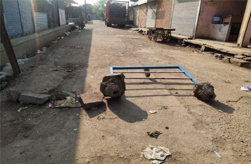 Vegetable market did not shift लाखों रुपए खर्च कर फिर से चमकाया था सब्जी मंडी को, नहीं की गई शिफ्ट, होने लगी तोड़फोड़