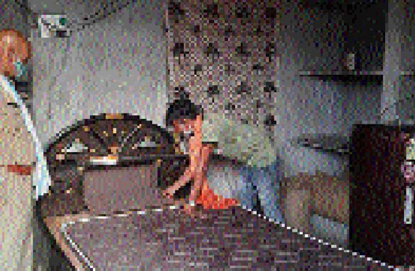 दिन दहाड़े मकान के ताले टूटे दिन दहाड़े मकान के ताले टूटे