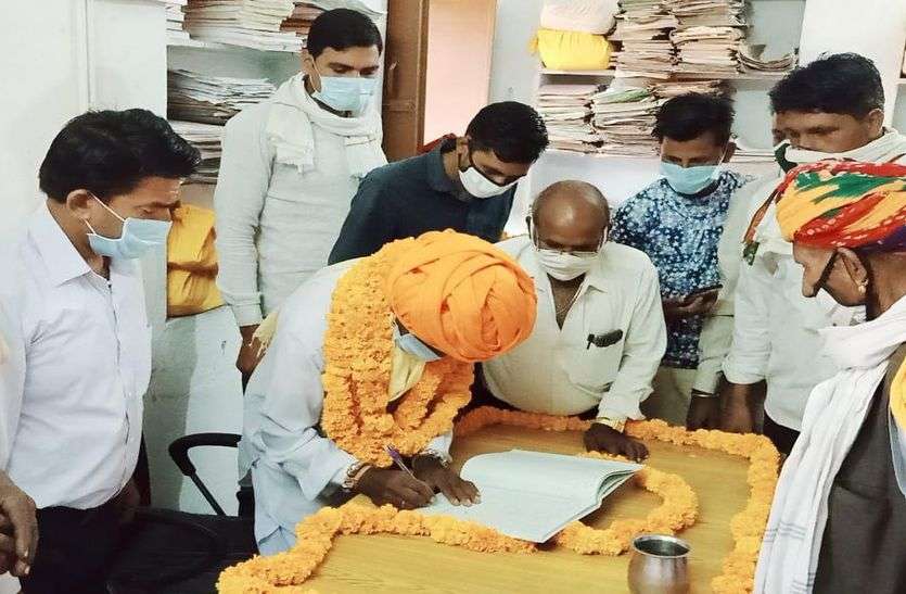 Sarpanchai taught to hang in bhilwara सरपंचाई ने सिखाया दसख्त करना