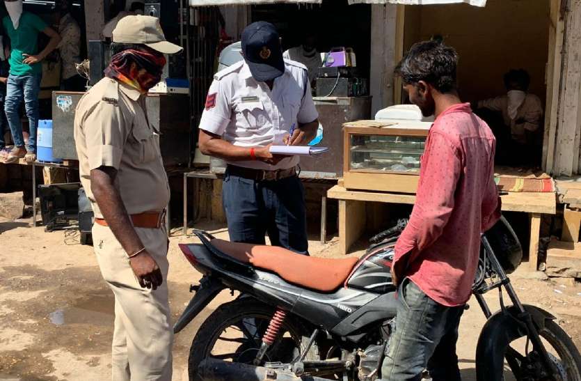 OMG: A man riding bike without RC and helmet was fined Rs. 1.13 Lakh (Demo Picture) बिना हेलमेट और आरसी के चला रहा था बाइक, पुलिस ने ठोक दिया 1.13 लाख का जुर्माना