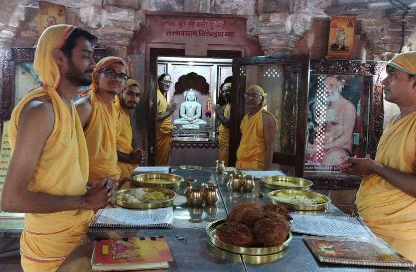 जिनेन्द्र देव का किया अभिषेक जिनेन्द्र देव का किया अभिषेक