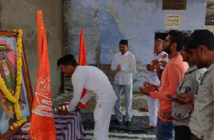 अग्रसेन महाराज की तस्वीर घर-घर पहुंचाई, की पूजन अग्रसेन महाराज की तस्वीर घर-घर पहुंचाई, की पूजन