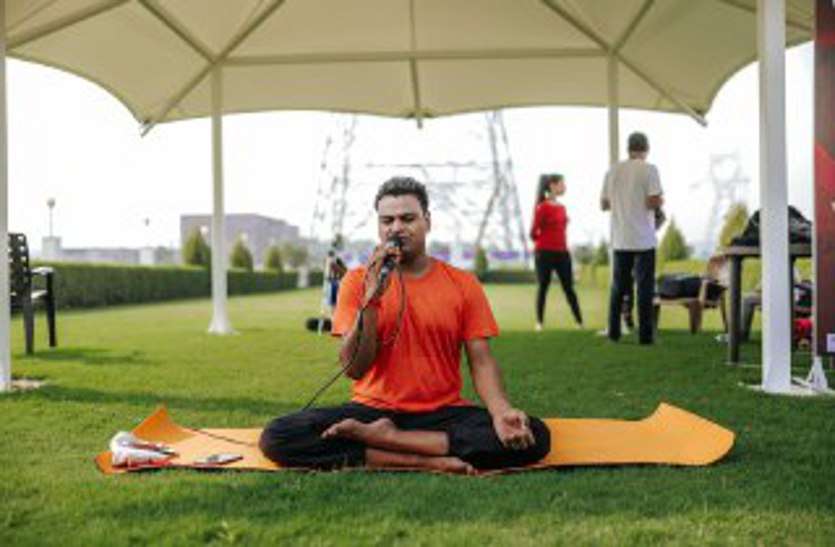 ,,, सोशल डिस्टेंसिंग के साथ पार्टिसिपेंट्स ने किया योगासन