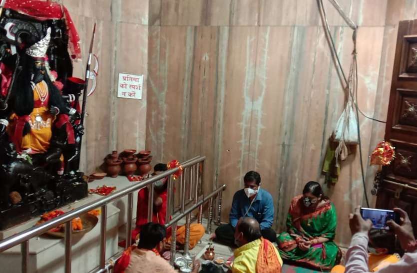 Devotees danced with the reduced establishment in the court of Maa Viracini मां विरासिनी के दरबार में घट स्थापना के साथ भक्तों ने किया दर्शन
