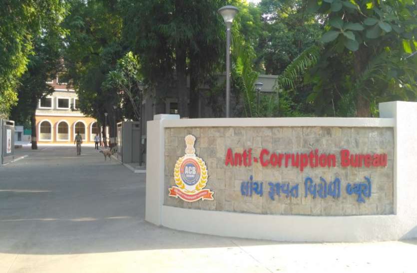एसीबी ने जिला प्राथमिक शिक्षा अधिकारी को 10 लाख की रिश्वत मांगने के आरोप में पकड़ा एसीबी ने जिला प्राथमिक शिक्षा अधिकारी को 10 लाख की रिश्वत मांगने के आरोप में पकड़ा