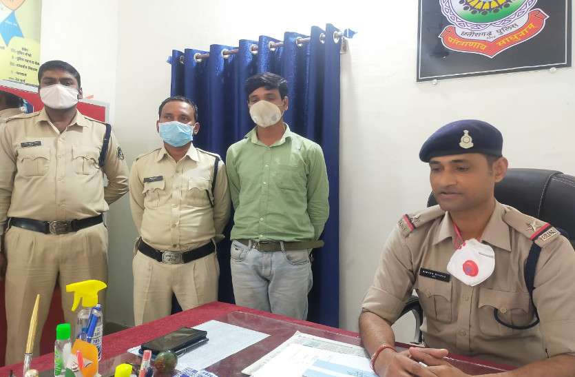 3 लाख रुपए लेकर कलक्टर ऑफिस में नौकरी का पकड़ा दिया फर्जी ज्वानिंग लेटर, आरोपी 4 साल बाद रायपुर से गिरफ्तार 3 लाख रुपए लेकर कलक्टर ऑफिस में नौकरी का पकड़ा दिया फर्जी ज्वानिंग लेटर, आरोपी 4 साल बाद रायपुर से गिरफ्तार