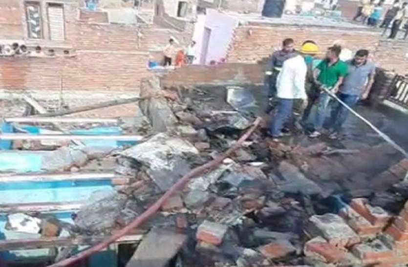 agara.jpg पटाखा फैक्ट्री में लगी आग, धमाकों की आवाज से दहली ताज नगरी, दो की माैत