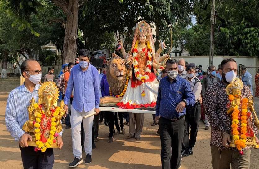 Ahmedabad News : शारदीय नवरात्र के दौरान गली-मोहल्ले और गांवों में देशी व परंपरागत गरबों की धूम Ahmedabad News : शारदीय नवरात्र के दौरान गली-मोहल्ले और गांवों में देशी व परंपरागत गरबों की धूम