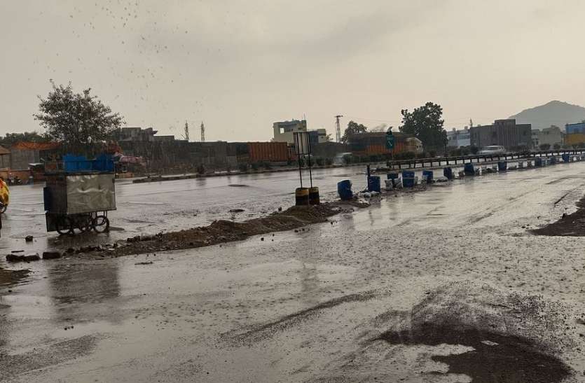 लेकसिटी के आसमान से बिन मौसम बरसे मेघ लेकसिटी के आसमान से बिन मौसम बरसे मेघ