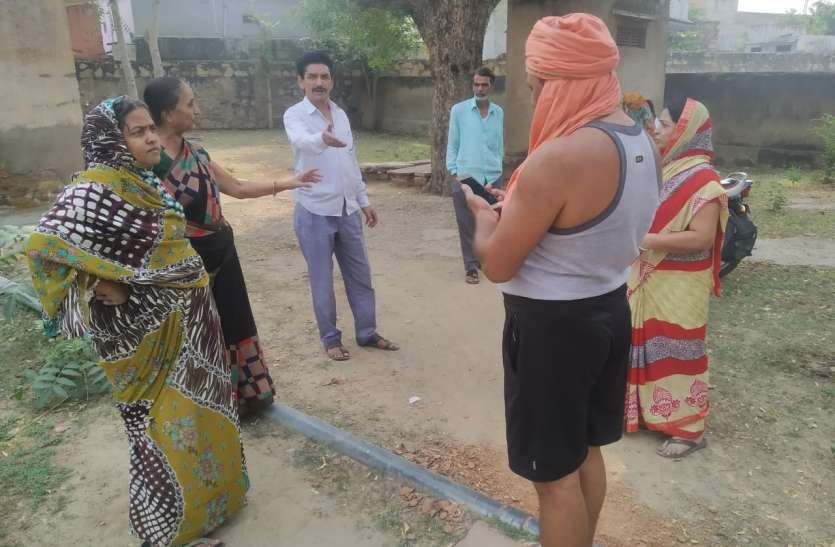 नलों में नौ दिन में आया पानी, वह भी निकला खारा नलों में नौ दिन में आया पानी, वह भी निकला खारा