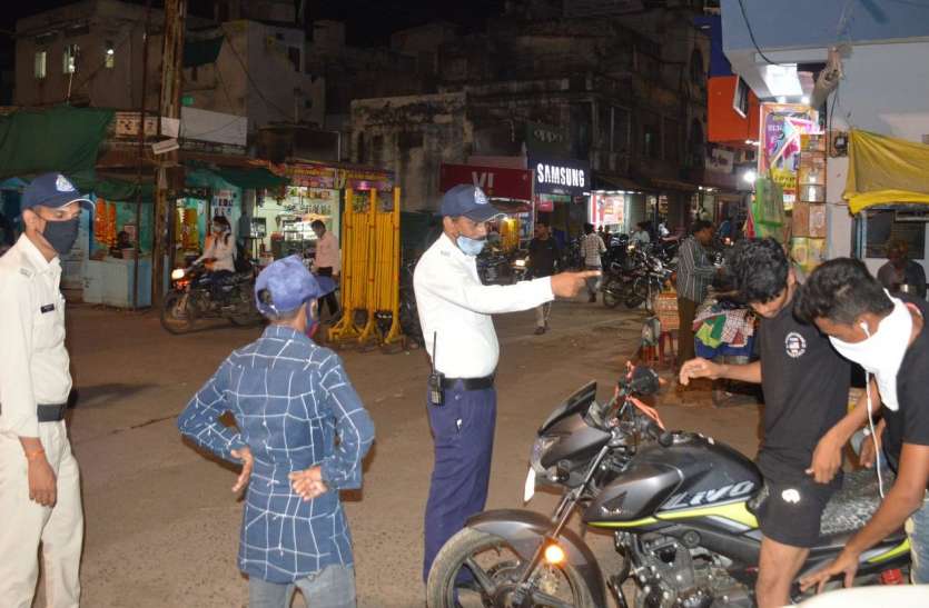 Security system in Navratri Navratri 2020 : सुरक्षा के साथ पुलिस करवा रही नियमों का पालन