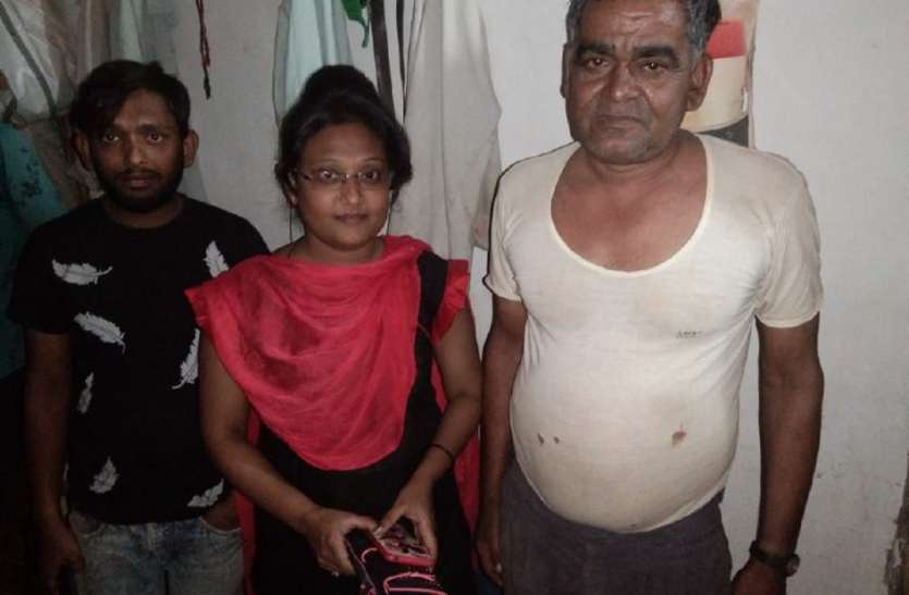 नकदी और मोबाइल लौटाकर पेश की ईमानदारी की मिसाल नकदी और मोबाइल लौटाकर पेश की ईमानदारी की मिसाल