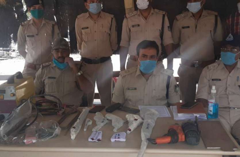 पुलिस ने दबिश देकर अवैध हथियार की फैक्ट्री पकड़ी, आरोपी फरार पुलिस ने दबिश देकर अवैध हथियार की फैक्ट्री पकड़ी, आरोपी फरार
