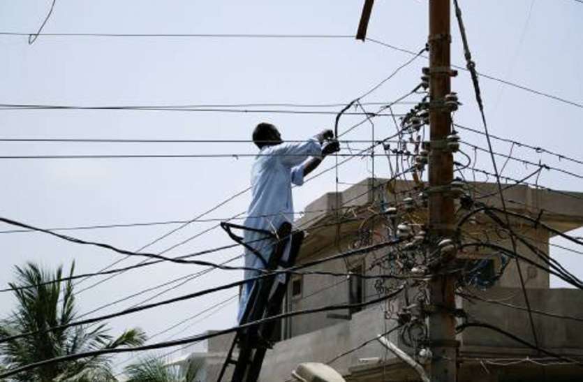 Electrical Theft : एक लाख यूनिट विद्युत चोरी पकड़ी Electrical Theft : एक लाख यूनिट विद्युत चोरी पकड़ी