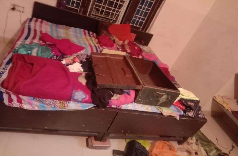 सूने मकान से चुराए साढ़े तीन लाख रुपए के जेवर व नकदी सूने मकान से चुराए साढ़े तीन लाख रुपए के जेवर व नकदी