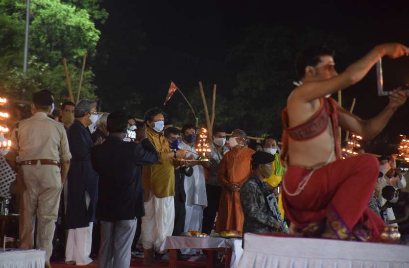 हे मात नर्मदे! आपके किनारे बसे शहर की दुआओं से बना सीजेआई हे मात नर्मदे! आपके किनारे बसे शहर की दुआओं से बना सीजेआई